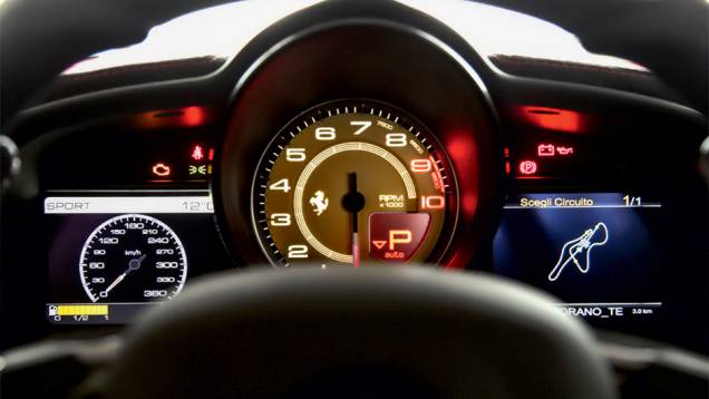 Quadro de instrumentos traz à direita uma tela que mostra traçado do circuito percorrido | <a href="https://preprod.quatrorodas.abril.com.br/carros/impressoes/ferrari-458-speciale-772369.shtml" rel="migration">Leia mais</a> Quadro de instrumentos traz à direita uma tela que mostra traçado do circuito percorrido | <a href="https://preprod.quatrorodas.abril.com.br/carros/impressoes/ferrari-458-speciale-772369.shtml" rel="migration">Leia mais</a>