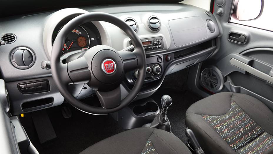 Upgrade na cabine é um dos pontos fortes do Fiorino, mas qualquer item de conforto é opcional | <a href="https://preprod.quatrorodas.abril.com.br/carros/impressoes/fiat-fiorino-1-4-771705.shtml" rel="migration">Leia mais</a>