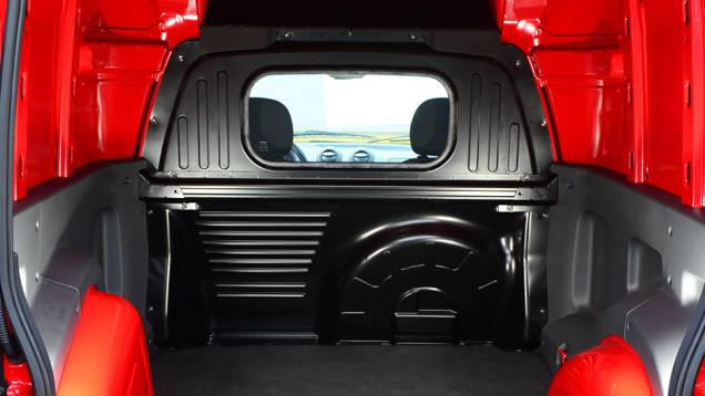 Área de carga foi isolada da cabine de passageiros | <a href="https://preprod.quatrorodas.abril.com.br/carros/impressoes/fiat-fiorino-1-4-771705.shtml" rel="migration">Leia mais</a> Área de carga foi isolada da cabine de passageiros | <a href="https://preprod.quatrorodas.abril.com.br/carros/impressoes/fiat-fiorino-1-4-771705.shtml" rel="migration">Leia mais</a>
