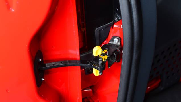 Trinco permite abertura da porta em 90 ou 180 graus | <a href="https://preprod.quatrorodas.abril.com.br/carros/impressoes/fiat-fiorino-1-4-771705.shtml" rel="migration">Leia mais</a> Trinco permite abertura da porta em 90 ou 180 graus | <a href="https://preprod.quatrorodas.abril.com.br/carros/impressoes/fiat-fiorino-1-4-771705.shtml" rel="migration">Leia mais</a>