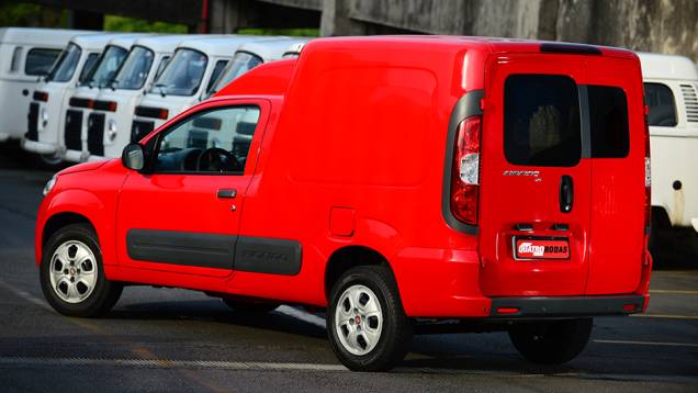 Portas são assimétricas e os faróis, maiores, como no Doblò. Maçaneta de puxar agora é vertical | <a href="https://preprod.quatrorodas.abril.com.br/carros/impressoes/fiat-fiorino-1-4-771705.shtml" rel="migration">Leia mais</a> Portas são assimétricas e os faróis, maiores, como no Doblò. Maçaneta de puxar agora é vertical | <a href="https://preprod.quatrorodas.abril.com.br/carros/impressoes/fiat-fiorino-1-4-771705.shtml" rel="migration">Leia mais</a>