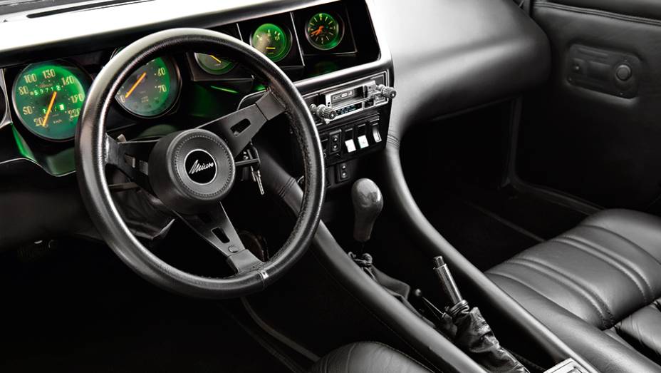 Volante trazia o requinte do ajuste el&eacute;trico de altura | <a href="https://preprod.quatrorodas.abril.com.br/carros/classicos-brasileiros/miura-mts-771647.shtml" rel="migration">Leia mais</a>