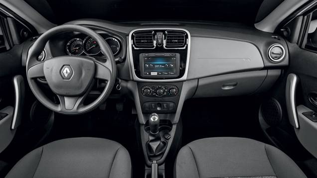 Cabine tem materiais de cores e texturas distintas | <a href="https://preprod.quatrorodas.abril.com.br/carros/impressoes/renault-logan-expression-1-0-771375.shtml" rel="migration">Leia mais</a> Cabine tem materiais de cores e texturas distintas | <a href="https://preprod.quatrorodas.abril.com.br/carros/impressoes/renault-logan-expression-1-0-771375.shtml" rel="migration">Leia mais</a>