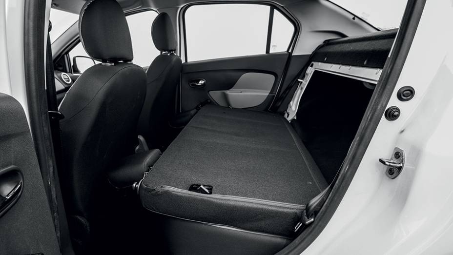 Sem a travessa met&aacute;lica atr&aacute;s do banco, agora &eacute; poss&iacute;vel rebat&ecirc;-lo e ampliar o espa&ccedil;o para bagagens | <a href="https://preprod.quatrorodas.abril.com.br/carros/impressoes/renault-logan-expression-1-0-771375.shtml" rel="migration">Leia mais</a>