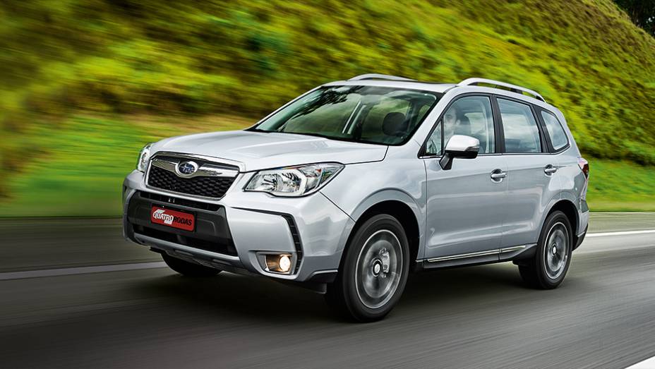 Baixo centro de gravidade oferece ótima dirigibilidade ao utilitário | <a href="https://preprod.quatrorodas.abril.com.br/carros/testes/subaru-forester-2-0-xt-turbo-772015.shtml" rel="migration">Leia mais</a>