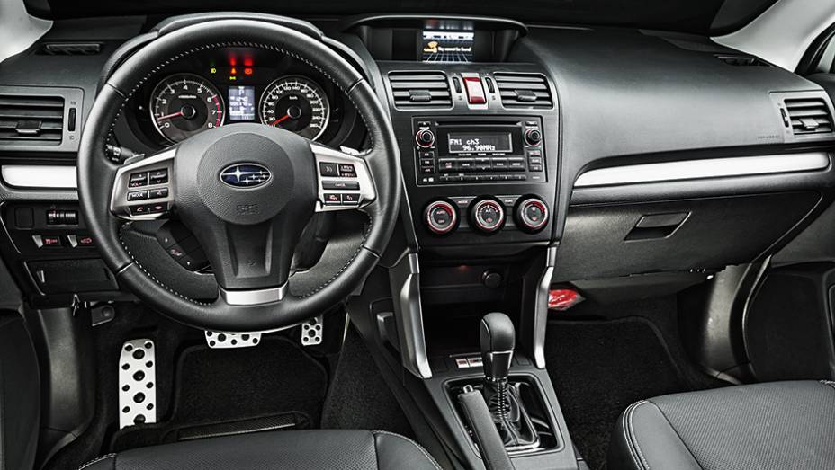 Cabine elegante e confort&aacute;vel. Tela colorida no topo do painel &eacute; de dif&iacute;cil leitura | <a href="https://preprod.quatrorodas.abril.com.br/carros/testes/subaru-forester-2-0-xt-turbo-772015.shtml" rel="migration">Leia mais</a>