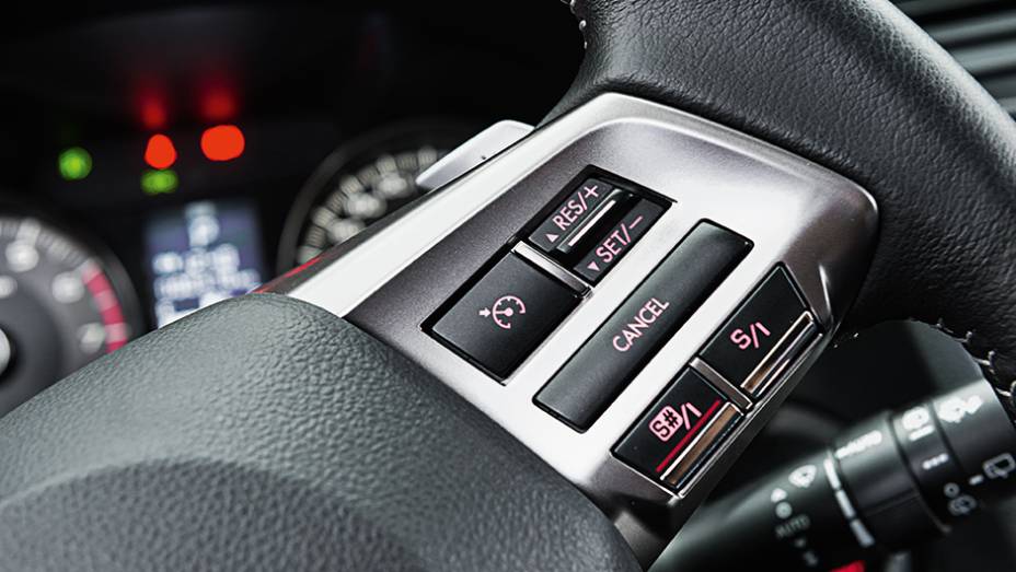 Teclas para alternar os modos de condu&ccedil;&atilde;o s&oacute; no volante | <a href="https://preprod.quatrorodas.abril.com.br/carros/testes/subaru-forester-2-0-xt-turbo-772015.shtml" rel="migration">Leia mais</a>