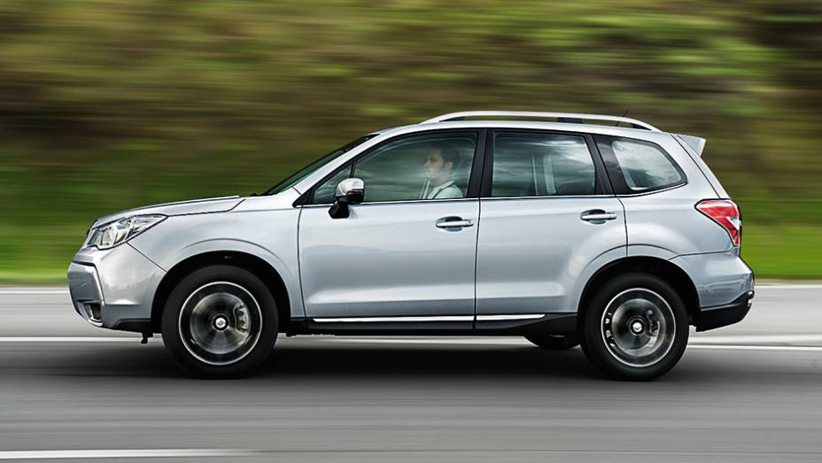 Carroceria 22,5 cm acima do solo e barras de prote&ccedil;&atilde;o nas quatro portas | <a href="https://preprod.quatrorodas.abril.com.br/carros/testes/subaru-forester-2-0-xt-turbo-772015.shtml" rel="migration">Leia mais</a>