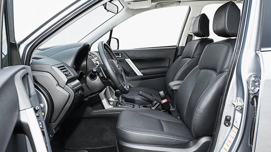 Bancos de couro com regulagem el&eacute;trica de s&eacute;rie: f&aacute;cil achar a posi&ccedil;&atilde;o de dirigir | <a href="https://preprod.quatrorodas.abril.com.br/carros/testes/subaru-forester-2-0-xt-turbo-772015.shtml" rel="migration">Leia mais</a>