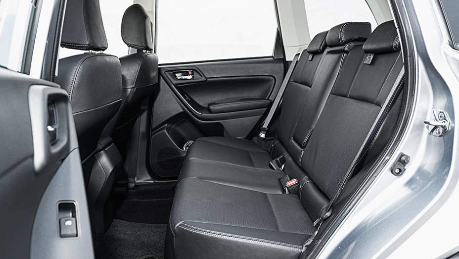 Atr&aacute;s, espa&ccedil;o de sobra para tr&ecirc;s | <a href="https://preprod.quatrorodas.abril.com.br/carros/testes/subaru-forester-2-0-xt-turbo-772015.shtml" rel="migration">Leia mais</a>