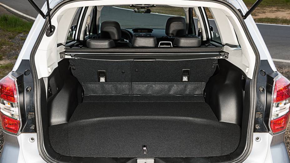 Porta-malas de 505 litros tem amplo acesso | <a href="https://preprod.quatrorodas.abril.com.br/carros/testes/subaru-forester-2-0-xt-turbo-772015.shtml" rel="migration">Leia mais</a>