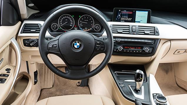Acabamento bicolor quebra a sobriedade extrema da decoração da cabine | <a href="https://preprod.quatrorodas.abril.com.br/carros/testes/bmw-320i-activeflex-774586.shtml" rel="migration">Leia mais</a> Acabamento bicolor quebra a sobriedade extrema da decoração da cabine | <a href="https://preprod.quatrorodas.abril.com.br/carros/testes/bmw-320i-activeflex-774586.shtml" rel="migration">Leia mais</a>