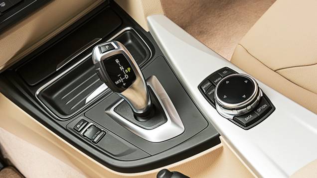 Câmbio tem oito marchas sequenciais | <a href="https://preprod.quatrorodas.abril.com.br/carros/testes/bmw-320i-activeflex-774586.shtml" rel="migration">Leia mais</a> Câmbio tem oito marchas sequenciais | <a href="https://preprod.quatrorodas.abril.com.br/carros/testes/bmw-320i-activeflex-774586.shtml" rel="migration">Leia mais</a>