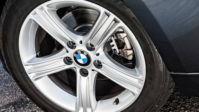 Rodas aro 18 e discos ventilados são de série | <a href="https://preprod.quatrorodas.abril.com.br/carros/testes/bmw-320i-activeflex-774586.shtml" rel="migration">Leia mais</a> Rodas aro 18 e discos ventilados são de série | <a href="https://preprod.quatrorodas.abril.com.br/carros/testes/bmw-320i-activeflex-774586.shtml" rel="migration">Leia mais</a>