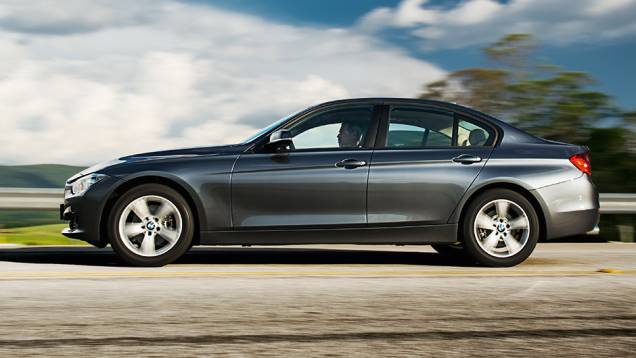 Capô longo e traseira curta: Série 3 segue elegante e atual | <a href="https://preprod.quatrorodas.abril.com.br/carros/testes/bmw-320i-activeflex-774586.shtml" rel="migration">Leia mais</a> Capô longo e traseira curta: Série 3 segue elegante e atual | <a href="https://preprod.quatrorodas.abril.com.br/carros/testes/bmw-320i-activeflex-774586.shtml" rel="migration">Leia mais</a>