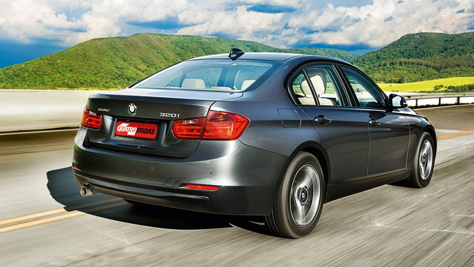 Vincos integram as lanternas à carroceria | <a href="https://preprod.quatrorodas.abril.com.br/carros/testes/bmw-320i-activeflex-774586.shtml" rel="migration">Leia mais</a> Vincos integram as lanternas à carroceria | <a href="https://preprod.quatrorodas.abril.com.br/carros/testes/bmw-320i-activeflex-774586.shtml" rel="migration">Leia mais</a>