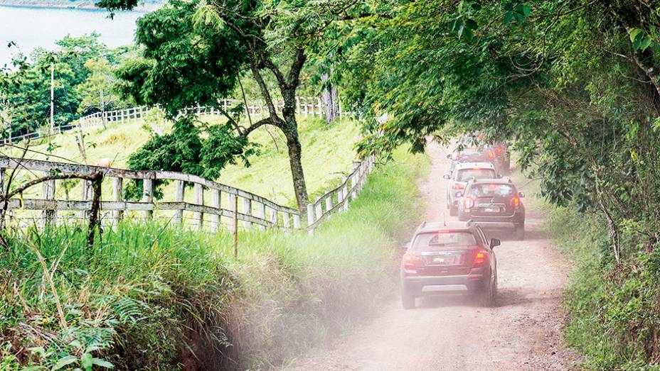 Roteiro passou por típicas estradas de fazenda | <a href="https://preprod.quatrorodas.abril.com.br/carros/testes/aventureiros-urbanos-777231.shtml" rel="migration">Leia mais</a>