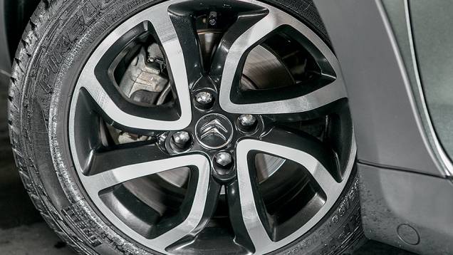 rodas de liga-leve | <a href="https://preprod.quatrorodas.abril.com.br/carros/testes/aventureiros-urbanos-777231.shtml" rel="migration">Leia mais</a>
rodas de liga-leve | <a href="https://preprod.quatrorodas.abril.com.br/carros/testes/aventureiros-urbanos-777231.shtml" rel="migration">Leia mais</a>