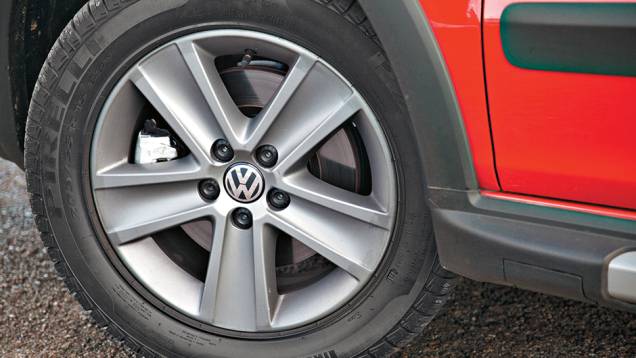 Rodas são de 15 polegadas | <a href="https://preprod.quatrorodas.abril.com.br/carros/testes/aventureiros-urbanos-777231.shtml" rel="migration">Leia mais</a> Rodas são de 15 polegadas | <a href="https://preprod.quatrorodas.abril.com.br/carros/testes/aventureiros-urbanos-777231.shtml" rel="migration">Leia mais</a>