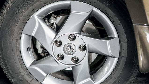 Rodas de liga leve | <a href="https://preprod.quatrorodas.abril.com.br/carros/testes/aventureiros-urbanos-777231.shtml" rel="migration">Leia mais</a> Rodas de liga leve | <a href="https://preprod.quatrorodas.abril.com.br/carros/testes/aventureiros-urbanos-777231.shtml" rel="migration">Leia mais</a>