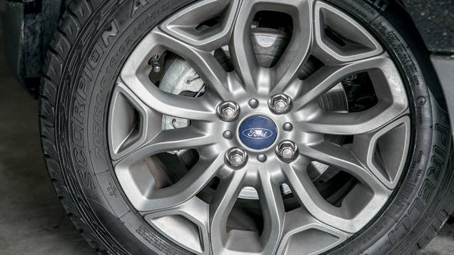 Freio a disco na dianteira | <a href="https://preprod.quatrorodas.abril.com.br/carros/testes/aventureiros-urbanos-777231.shtml" rel="migration">Leia mais</a> Freio a disco na dianteira | <a href="https://preprod.quatrorodas.abril.com.br/carros/testes/aventureiros-urbanos-777231.shtml" rel="migration">Leia mais</a>