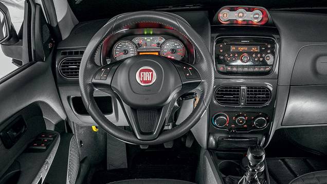 No alto do console, instrumentos medem inclinação da carroceria | <a href="https://preprod.quatrorodas.abril.com.br/carros/testes/aventureiros-urbanos-777231.shtml" rel="migration">Leia mais</a> No alto do console, instrumentos medem inclinação da carroceria | <a href="https://preprod.quatrorodas.abril.com.br/carros/testes/aventureiros-urbanos-777231.shtml" rel="migration">Leia mais</a>