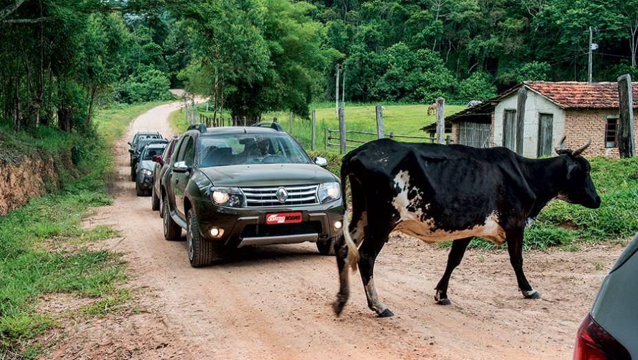 … ou a veículos pesados nas estreitas trilhas | <a href="https://preprod.quatrorodas.abril.com.br/carros/testes/aventureiros-urbanos-777231.shtml" rel="migration">Leia mais</a>