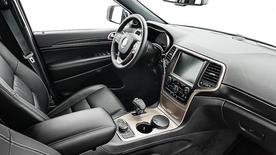 Vidros laminados: maior conforto ac&uacute;stico | <a href="https://preprod.quatrorodas.abril.com.br/carros/impressoes/jeep-grand-cherokee-limited-v6-3-6-774608.shtml" rel="migration">Leia mais</a>