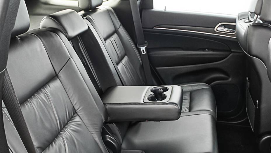 Espa&ccedil;o e conforto para tr&ecirc;s adultos | <a href="https://preprod.quatrorodas.abril.com.br/carros/impressoes/jeep-grand-cherokee-limited-v6-3-6-774608.shtml" rel="migration">Leia mais</a>