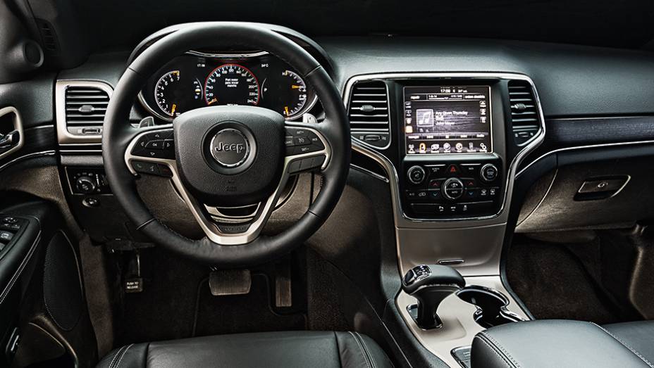 Novo c&acirc;mbio trouxe console central redesenhado e borboletas de troca de marchas no volante | <a href="https://preprod.quatrorodas.abril.com.br/carros/impressoes/jeep-grand-cherokee-limited-v6-3-6-774608.shtml" rel="migration">Leia mais</a>