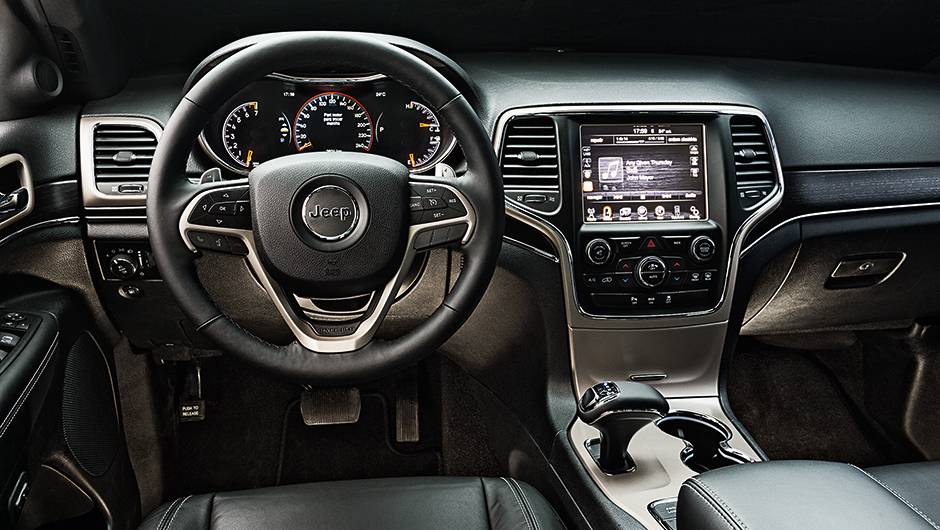 Novo c&acirc;mbio trouxe console central redesenhado e borboletas de troca de marchas no volante | <a href="https://preprod.quatrorodas.abril.com.br/carros/impressoes/jeep-grand-cherokee-limited-v6-3-6-774608.shtml" rel="migration">Leia mais</a>