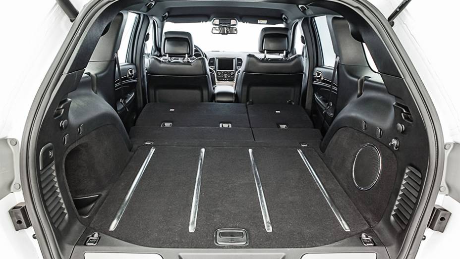 Porta-malas: volume de 457 a 1 554 litros | <a href="https://preprod.quatrorodas.abril.com.br/carros/impressoes/jeep-grand-cherokee-limited-v6-3-6-774608.shtml" rel="migration">Leia mais</a>