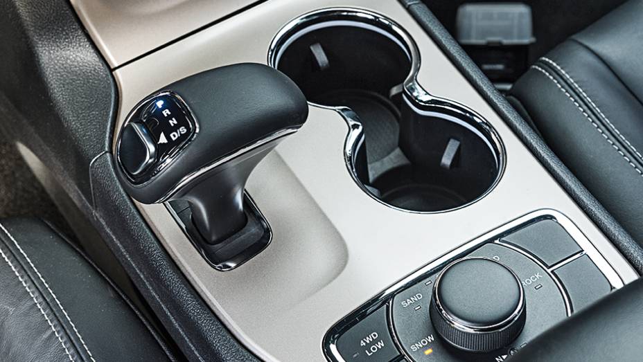 C&acirc;mbio: monitoramento eletr&ocirc;nico e oito marchas | <a href="https://preprod.quatrorodas.abril.com.br/carros/impressoes/jeep-grand-cherokee-limited-v6-3-6-774608.shtml" rel="migration">Leia mais</a>