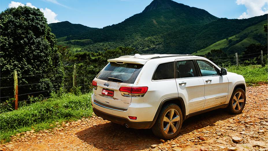 Boa tra&ccedil;&atilde;o mesmo ao desfilar suas 2,2 toneladas sobre pedras soltas | <a href="https://preprod.quatrorodas.abril.com.br/carros/impressoes/jeep-grand-cherokee-limited-v6-3-6-774608.shtml" rel="migration">Leia mais</a>