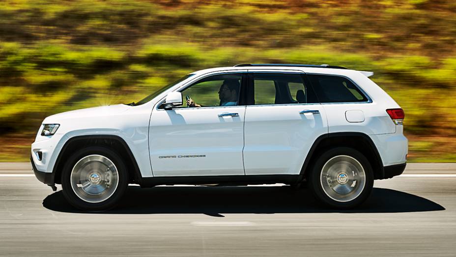 Perfil foi mantido. Uma nova gera&ccedil;&atilde;o deve chegar em 2016, nos EUA | <a href="https://preprod.quatrorodas.abril.com.br/carros/impressoes/jeep-grand-cherokee-limited-v6-3-6-774608.shtml" rel="migration">Leia mais</a>