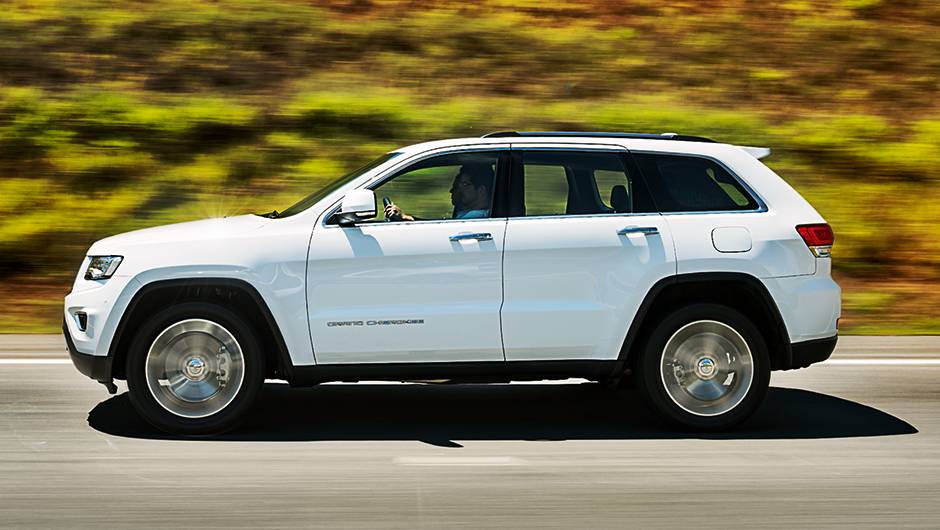 Perfil foi mantido. Uma nova gera&ccedil;&atilde;o deve chegar em 2016, nos EUA | <a href="https://preprod.quatrorodas.abril.com.br/carros/impressoes/jeep-grand-cherokee-limited-v6-3-6-774608.shtml" rel="migration">Leia mais</a>