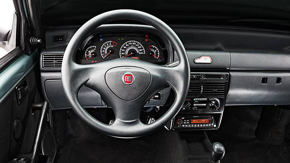 Grafismo dos instrumentos &eacute; diferente dos demais | <a href="https://preprod.quatrorodas.abril.com.br/carros/impressoes/fiat-grazie-mille-774026.shtml" rel="migration">Leia mais</a>