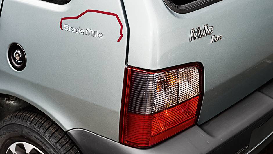 Adesivo na lateral tem o nome da vers&atilde;o | <a href="https://preprod.quatrorodas.abril.com.br/carros/impressoes/fiat-grazie-mille-774026.shtml" rel="migration">Leia mais</a>