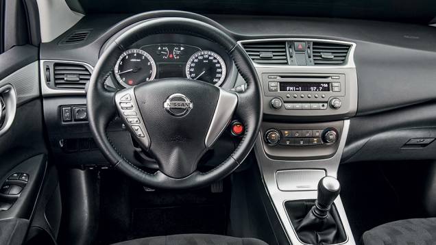 Sem tela colorida, painel central ficou esvaziado | <a href="https://preprod.quatrorodas.abril.com.br/carros/impressoes/nissan-sentra-2-0-s-774056.shtml" rel="migration">Leia mais</a> Sem tela colorida, painel central ficou esvaziado | <a href="https://preprod.quatrorodas.abril.com.br/carros/impressoes/nissan-sentra-2-0-s-774056.shtml" rel="migration">Leia mais</a>