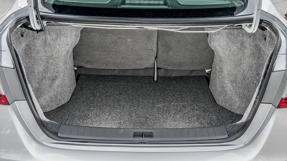 Porta-malas: bom acesso e 503 litros de capacidade | <a href="https://preprod.quatrorodas.abril.com.br/carros/impressoes/nissan-sentra-2-0-s-774056.shtml" rel="migration">Leia mais</a>