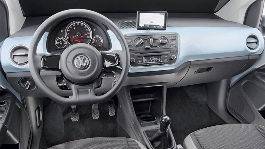 A central multimídia com GPS é item opcional para as versões mais caras | <a href="https://preprod.quatrorodas.abril.com.br/carros/testes/volkswagen-up-773936.shtml" rel="migration">Leia mais</a>