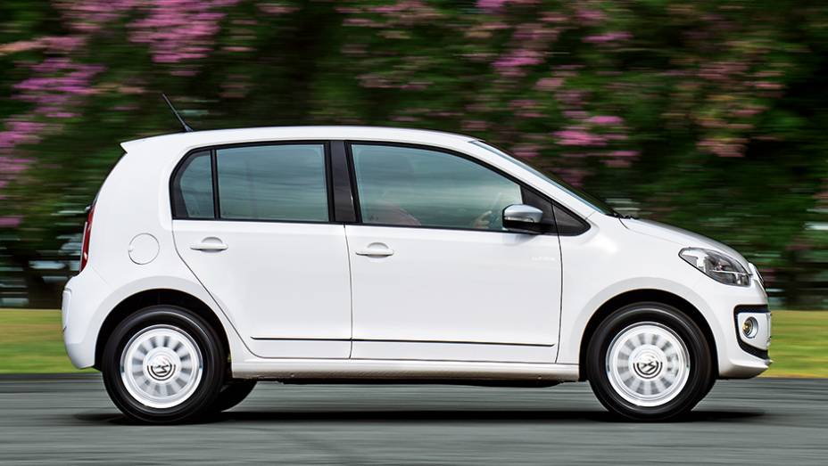 O Up! brasileiro é 6,5 cm maior que o alemão, na traseira | <a href="https://preprod.quatrorodas.abril.com.br/carros/testes/volkswagen-up-773936.shtml" rel="migration">Leia mais</a>