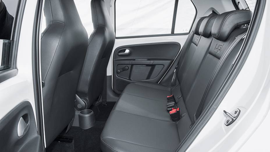 Atr&aacute;s, a altura &eacute; boa, mas lateralmente o espa&ccedil;o &eacute; apertado para tr&ecirc;s. Imita&ccedil;&atilde;o de couro &eacute; opcional | <a href="https://preprod.quatrorodas.abril.com.br/carros/testes/volkswagen-up-773936.shtml" rel="migration">Leia mais</a>