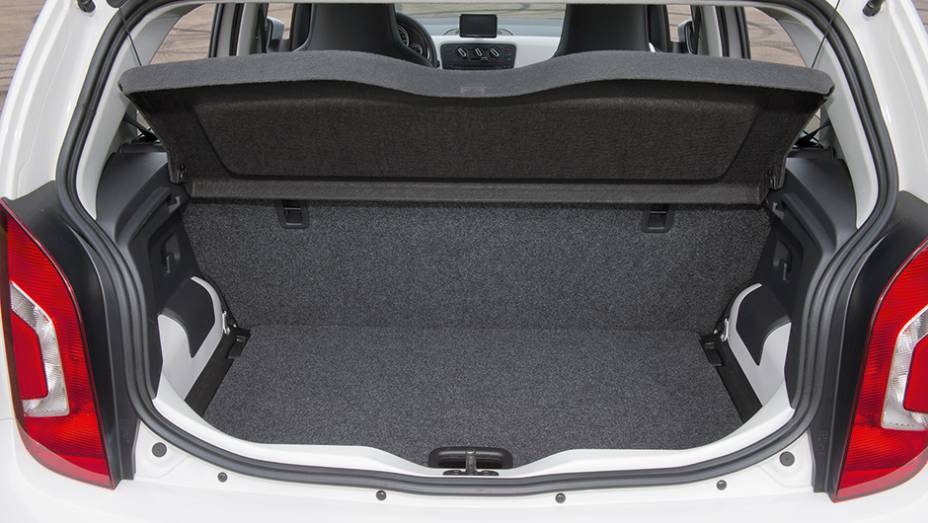 Capacidade do porta-malas &eacute; de 285 litros, | <a href="https://preprod.quatrorodas.abril.com.br/carros/testes/volkswagen-up-773936.shtml" rel="migration">Leia mais</a>