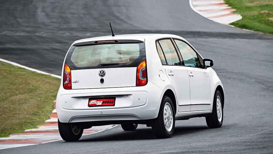 O porta-malas tem tampa com fechadura el&eacute;trica | <a href="https://preprod.quatrorodas.abril.com.br/carros/testes/volkswagen-up-773936.shtml" rel="migration">Leia mais</a>
