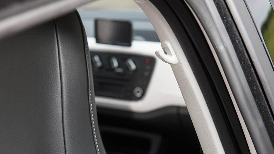 Na coluna h&aacute; um suporte para roupas | <a href="https://preprod.quatrorodas.abril.com.br/carros/testes/volkswagen-up-773936.shtml" rel="migration">Leia mais</a>