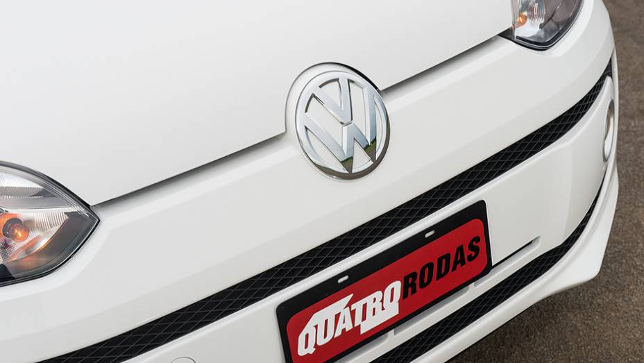 Logotipo &eacute; vazado na cor da carroceria | <a href="https://preprod.quatrorodas.abril.com.br/carros/testes/volkswagen-up-773936.shtml" rel="migration">Leia mais</a>