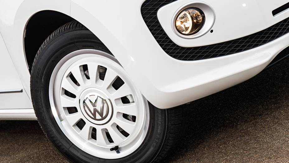 Vers&atilde;o White Up! traz rodas brancas | <a href="https://preprod.quatrorodas.abril.com.br/carros/testes/volkswagen-up-773936.shtml" rel="migration">Leia mais</a>