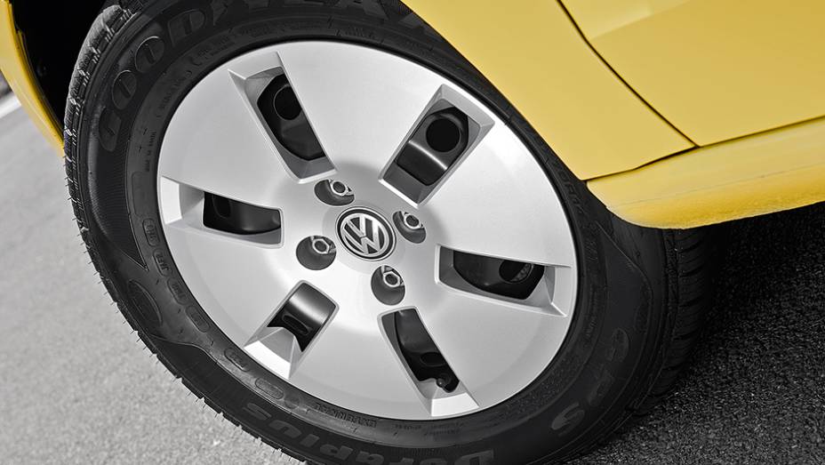 TAKE UP!: Pneu 165/80 R13, calota e | <a href="https://preprod.quatrorodas.abril.com.br/carros/testes/volkswagen-up-773936.shtml" rel="migration">Leia mais</a>