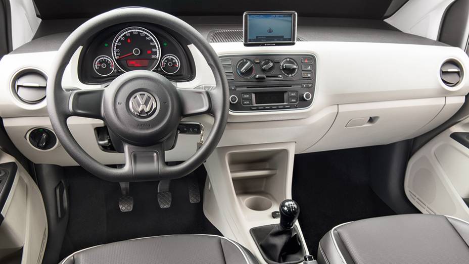 MOVE UP!: Painel com acabamento claro e texturizado é opcional | <a href="https://preprod.quatrorodas.abril.com.br/carros/testes/volkswagen-up-773936.shtml" rel="migration">Leia mais</a>